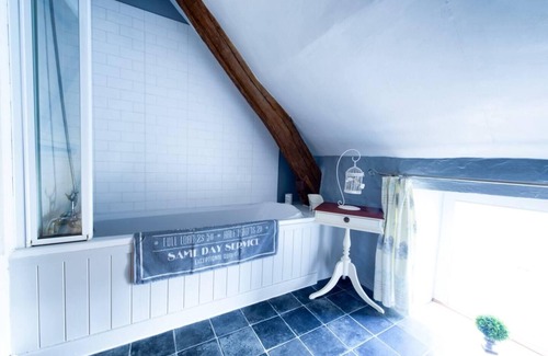 Llanybydder House | Traditional cosy cottage with rural views nr coast