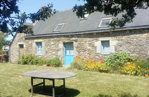 Le Conquet House | Traditional farmhouse with large garden. Porsliogan beach 500m away on foot.