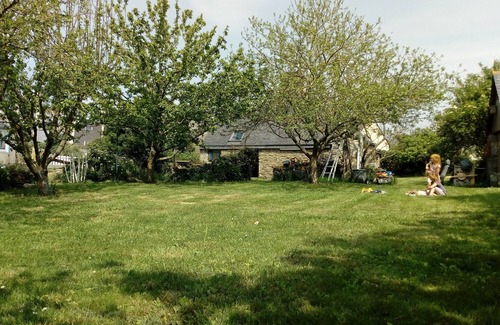 Le Conquet House | Traditional farmhouse with large garden. Porsliogan beach 500m away on foot.