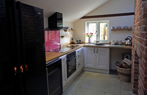 Bacton Cottage | Traditional flint cottage with HOT TUB, 2 mins from secluded beaches & pub!