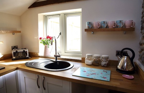 Bacton Cottage | Traditional flint cottage with HOT TUB, 2 mins from secluded beaches & pub!