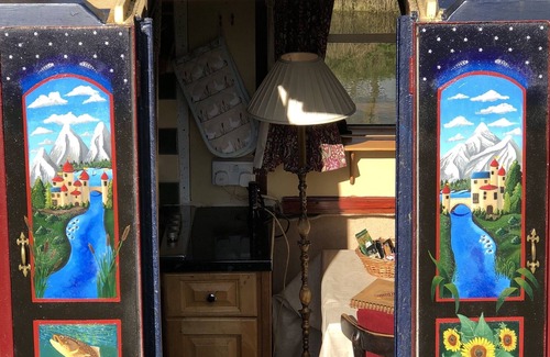 Lechlade Boat Rental | Traditional Narrowboat with river view - close to The Cotswolds