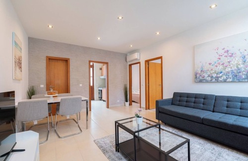 Ramalde House | Traditional House with Terrace by HostWise