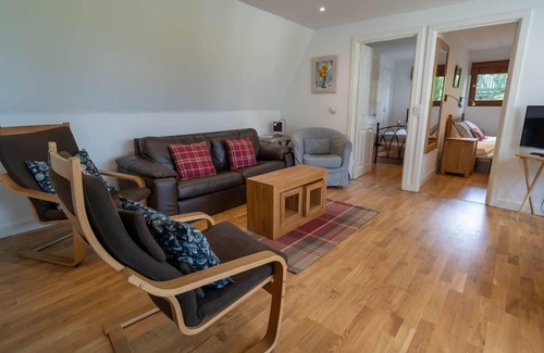 Linlithgow Cottage | TRADITIONAL LODGE 5 - a traditional lodge that sleeps 5 guests in 2 bedrooms