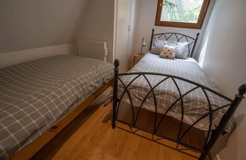 Linlithgow Cottage | TRADITIONAL LODGE 5 - a traditional lodge that sleeps 5 guests in 2 bedrooms