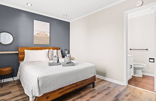 Carolina Beach Hotel | Traditional Queen Room Hotel- 2 Pools, Near Beach/Boardwalk, No Pets Allowed