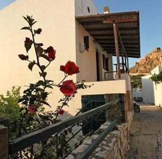 Skyros Town Apartment | Traditional studio