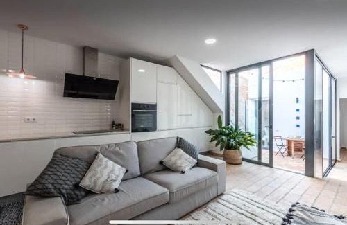 Portimao City Centre House | Traditional townhouse with private patio and pool