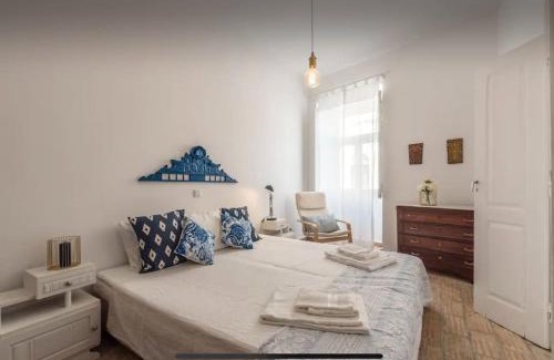 Portimao City Centre House | Traditional townhouse with private patio and pool