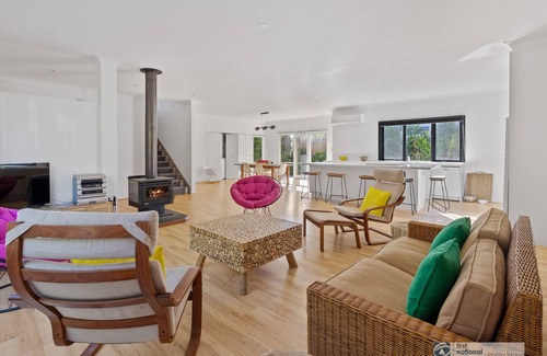 Rhyll House | Trafalgar Retreat, great views, spacious, boat parking, walk to Rhyll beach