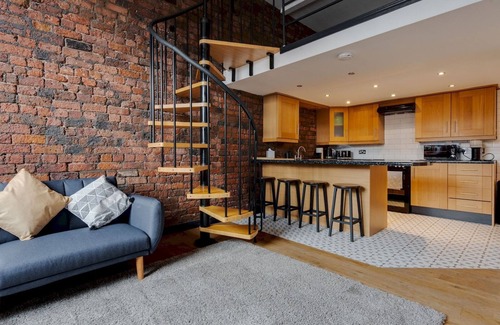 St George's Quarter Apartment | Trafalgar Warehouse, 5 Guests, Parking - Pass the Keys