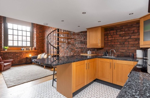 St George's Quarter Apartment | Trafalgar Warehouse, 5 Guests, Parking - Pass the Keys
