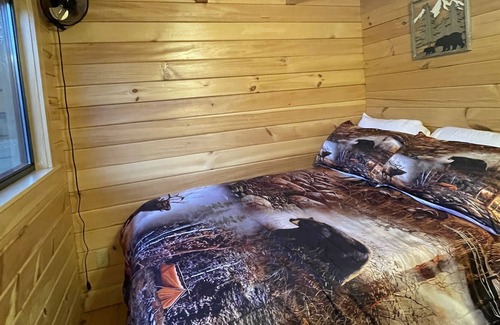 Ashley Oaks Cabin | Trail 22 lodge. Direct access to Windrock Trail.