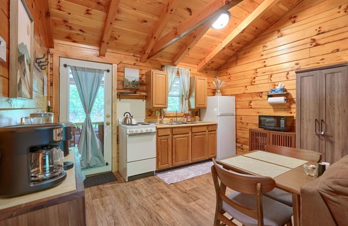 South Bloomingville Cabin | Trail Ridge: Pet friendly + private couples cabin w/hot tub in Hocking Hills