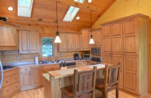 Waynesville Cabin | Trail Ridge View, gorgeous log home with Central Heat/AC, cable HD TV, WiFi, gas fireplace