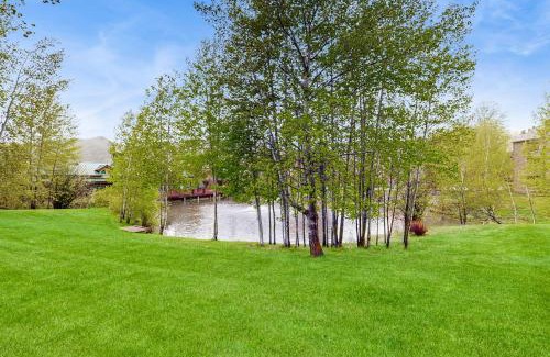 Elkhorn Village Apartment | Trail & Tee Retreat
