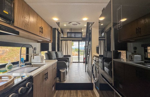 Ramona House | Trailer Paradise with AC and WiFi in adorable Ramona