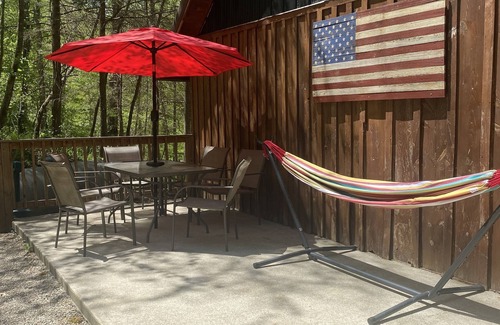 Saint Helens Cabin | Trailer parking, near Hollerwood, Daniel Boone Backcountry Byway, and Climbing