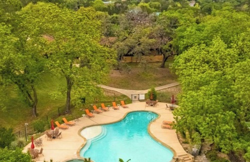 Medina Cabin | Trails End Cabin: Texas Hill Country Resort + Pool