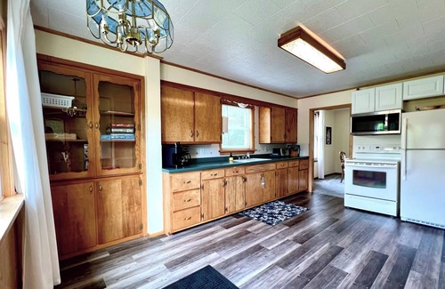 Wakefield House | Trailside #3 ~ summer fun! AC, Hot Tub, ATV, hiking, fishing, boating.