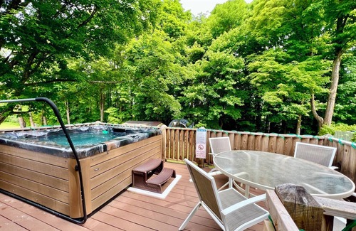 Wakefield House | Trailside #3 ~ summer fun! AC, Hot Tub, ATV, hiking, fishing, boating.