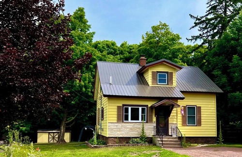 Wakefield House | Trailside #3 ~ summer fun! AC, Hot Tub, ATV, hiking, fishing, boating.