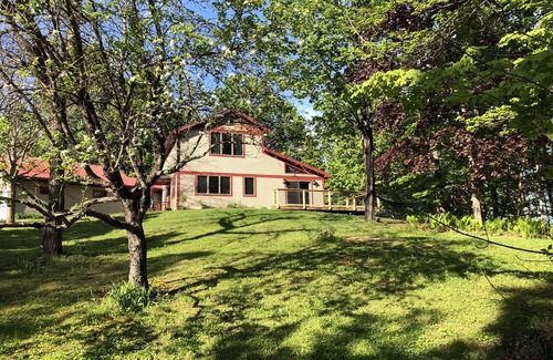 East Burke House | Trailside! Bike In Bike Out, Steps to Town. Outdoor shower, fire pit, & more.