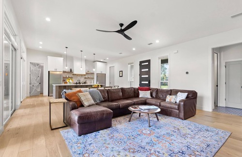 Gainesville House | Trampoline, Basketball and Grill! Central, Modern New Build!