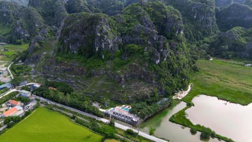 Hoa Lu Cabin | Trang An River Sunshine