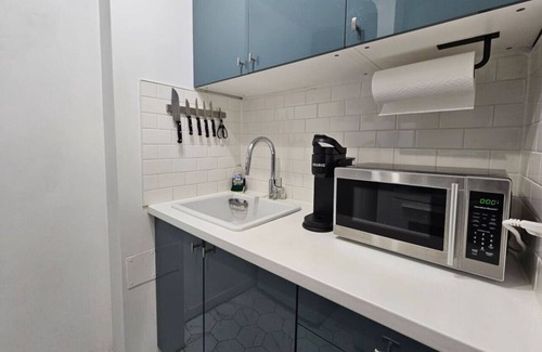 Milton Park Apartment | Tranquil 1BR Penthouse Downtown Montreal W/a View