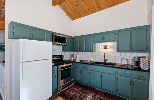 Upper Moonridge House | Tranquil 2-bedroom house with Peakaboo views of lake and slope in Big Bear