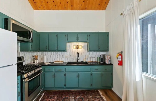 Upper Moonridge House | Tranquil 2-bedroom house with Peakaboo views of lake and slope in Big Bear