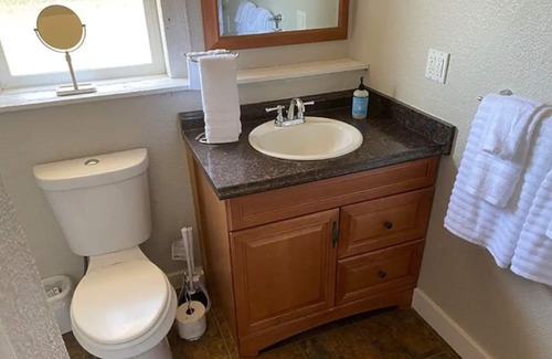 Camas House | Tranquil 2 Bedroom Nestled In the Hills
