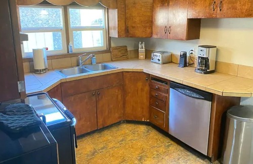 Camas House | Tranquil 2 Bedroom Nestled In the Hills