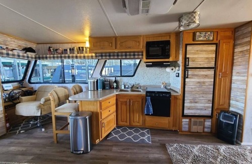 Lake Las Vegas Boat Rental | Tranquil 3-bedroom boat in Henderson with fitness room, AC, WiFi