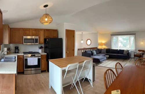 Narragansett House | Tranquil 3-bedroom Narragansett home - beach passes included!