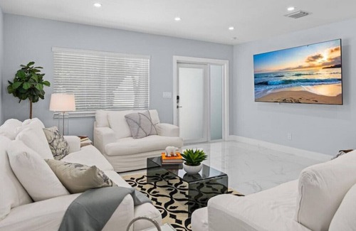 El Portal House | Tranquil 3 BR Oasis in El Portal with Pool and BBQ