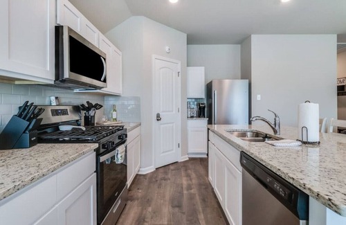 Broussard House | Tranquil 3BR by Hwy 90 with pond views