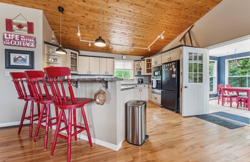 Lion's Head Cottage | Tranquil 4BR Bayfront Island Retreat