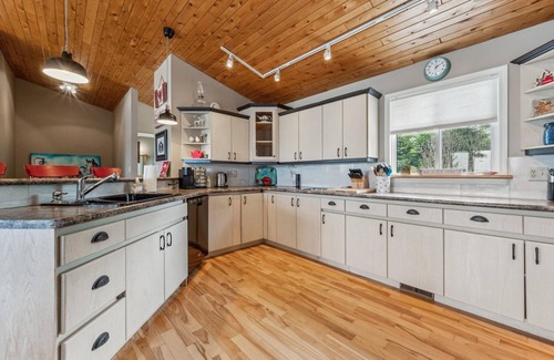 Lion's Head Cottage | Tranquil 4BR Bayfront Island Retreat