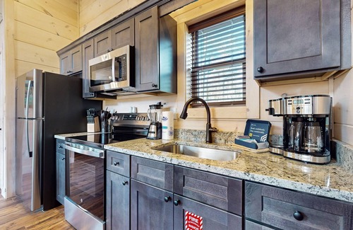 Rocky Grove Apartment | Tranquil cabin w/free attraction tickets, hot tub, picnic area and fire pit
