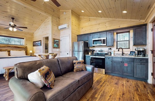 Rocky Grove Apartment | Tranquil cabin w/free attraction tickets, hot tub, picnic area and fire pit