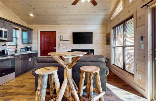 Rocky Grove Apartment | Tranquil cabin w/free attraction tickets, hot tub, picnic area and fire pit