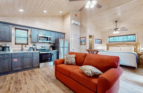 Rocky Grove Apartment | Tranquil cabin w/free attraction tickets, hot tub, picnic area - dogs welcome!