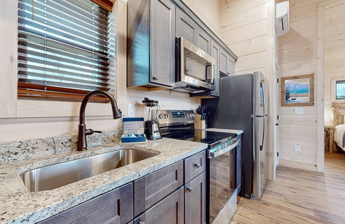Rocky Grove Apartment | Tranquil cabin w/free attraction tickets, hot tub, picnic area - dogs welcome!