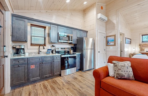 Rocky Grove Apartment | Tranquil cabin w/free attraction tickets, hot tub, picnic area - dogs welcome!