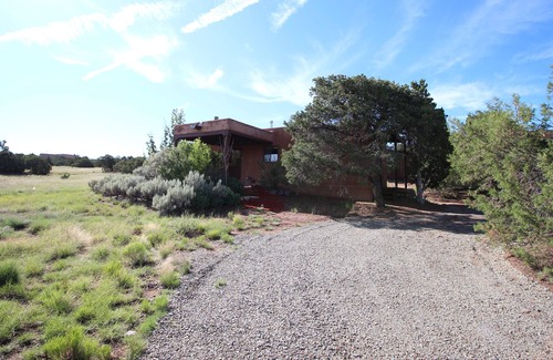 Santa Fe Cottage | Tranquil Casita in Tano West, Southwestern Skies, Sweeping View of the Sangres
