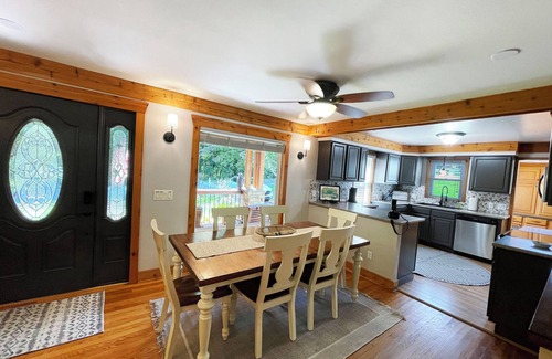 Waynesville House | Tranquil & Charming Hideaway ♛ King Suite, Hot Tub, Fire Pit & Covered Porch