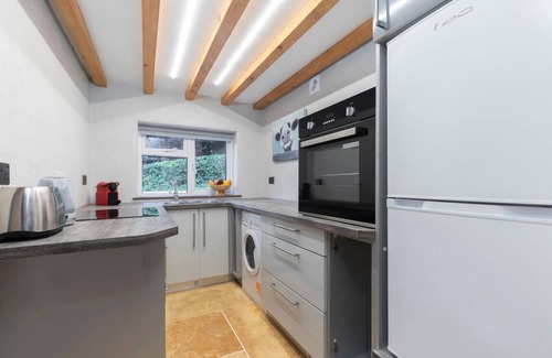 Abergavenny House | Tranquil Cottage with Hot Tub close to Offa’s Dyke