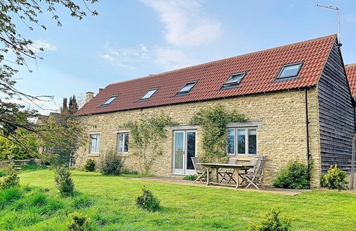 Brokenborough Cottage | Tranquil cottage in Cotswolds with tennis court